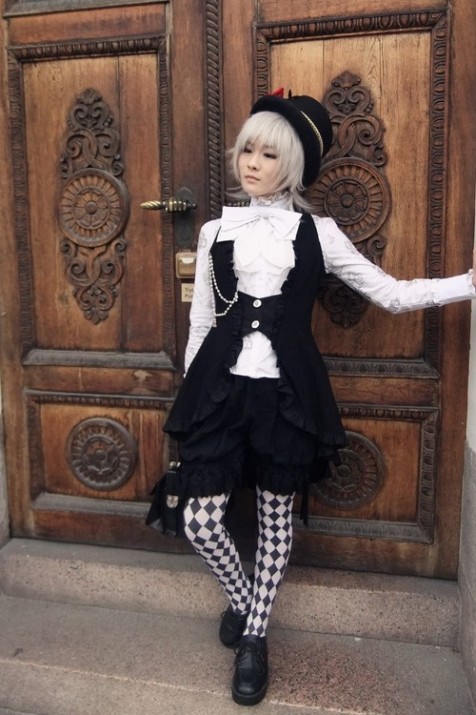 Kodona is based on the same era as Lolita style except that it focuses on boys' wear. Kodona can be understood as boy style and is worn by both males and females. 